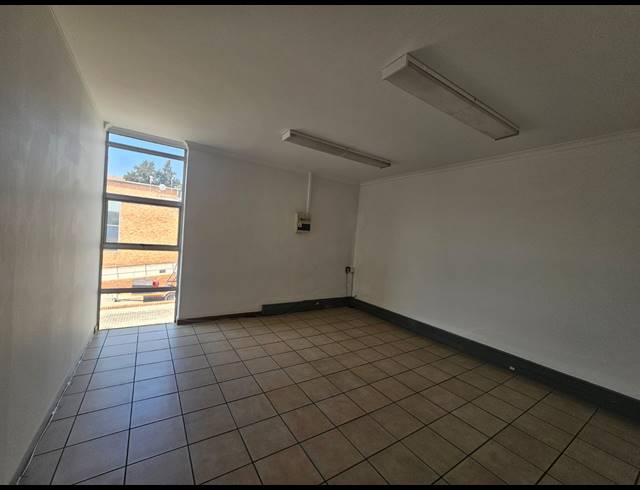 1,030M² WAREHOUSE TO LET IN MEADOWDALE